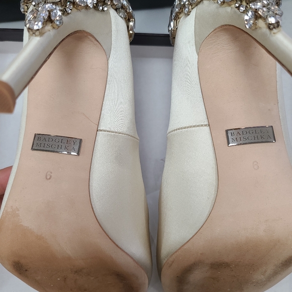 SOLD - - Badgley Mischka "Gorgeous" heels/Pumps Colour Ivory Size 6 - Picture 14 of 15